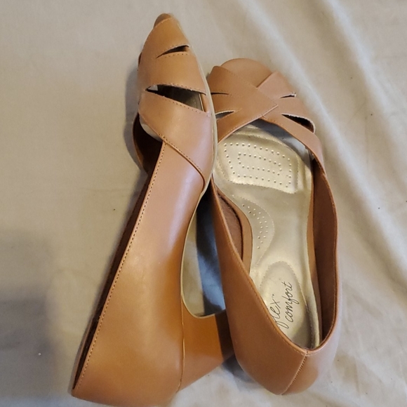 Heels - Picture 2 of 3